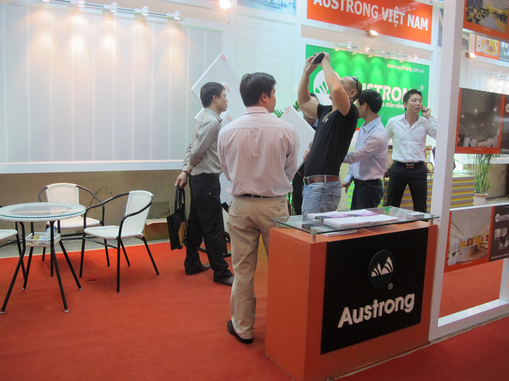 austrong-lam-chan-nang-tran-nhom-tham-gia-hoi-tro-quoc-te-viet-buile-2012(9)