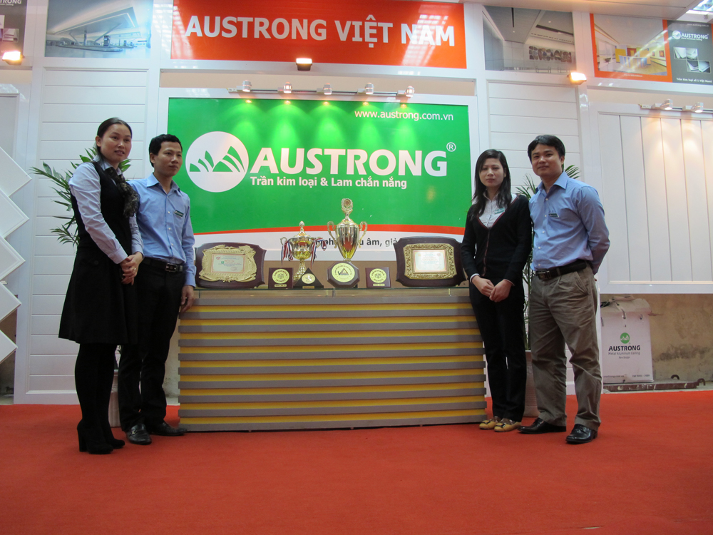 austrong-lam-chan-nang-tran-nhom-tham-gia-hoi-tro-quoc-te-viet-buile-2012(1)