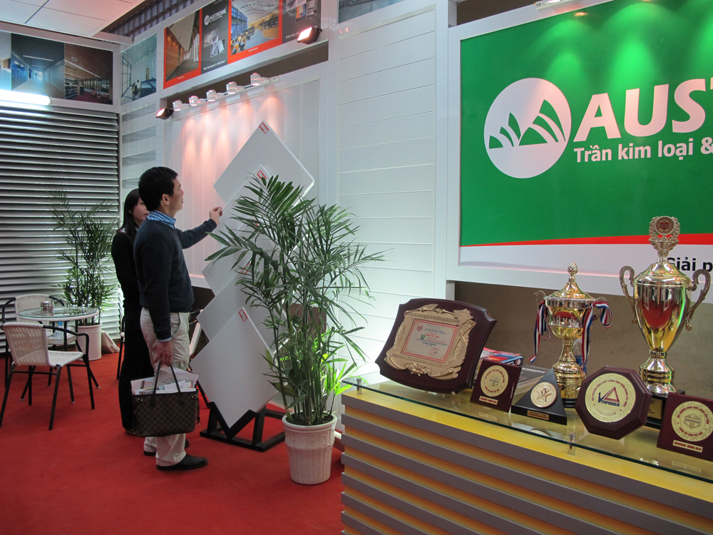 austrong-lam-chan-nang-tran-nhom-tham-gia-hoi-tro-quoc-te-viet-buile-2012(3)