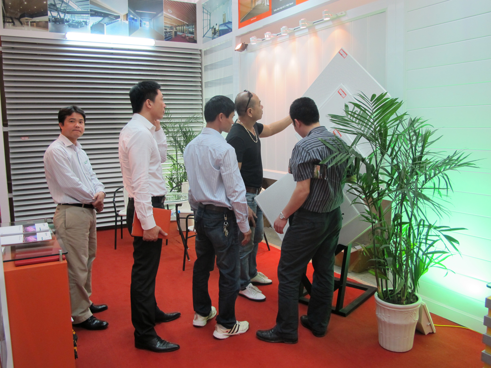 austrong-lam-chan-nang-tran-nhom-tham-gia-hoi-tro-quoc-te-viet-buile-2012(7)
