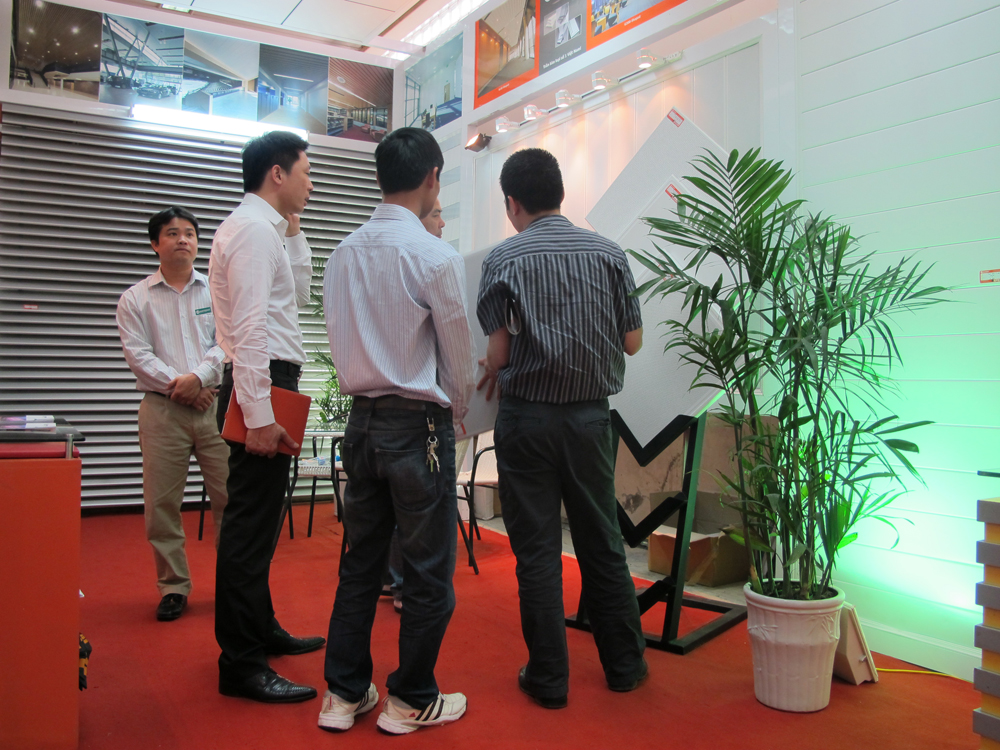 austrong-lam-chan-nang-tran-nhom-tham-gia-hoi-tro-quoc-te-viet-buile-2012(8)