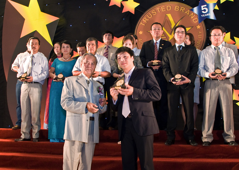 Austrong-chuyen-tran-nhom-lam-chong-nang-dat-chung-chi-trusted-brand